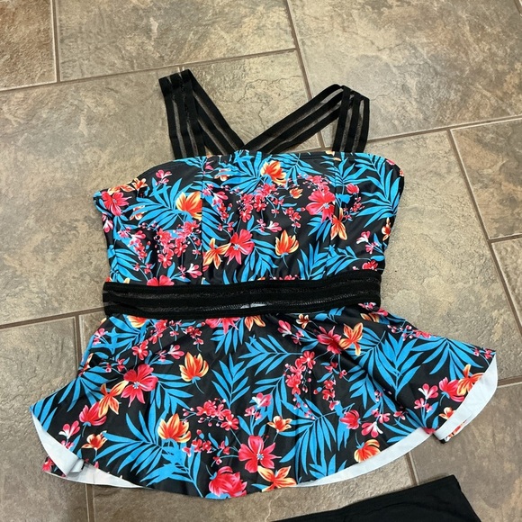 🔥3/$42 with FREE SHIPPING🔥 Floral Tankini Swimsuit with Black Bottoms - Picture 2 of 5